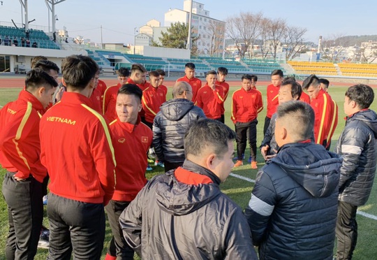 Chùm ảnh U23 Việt Nam luyện công, Quang Hải háo hức tập luyện trong giá lạnh - Ảnh 3.