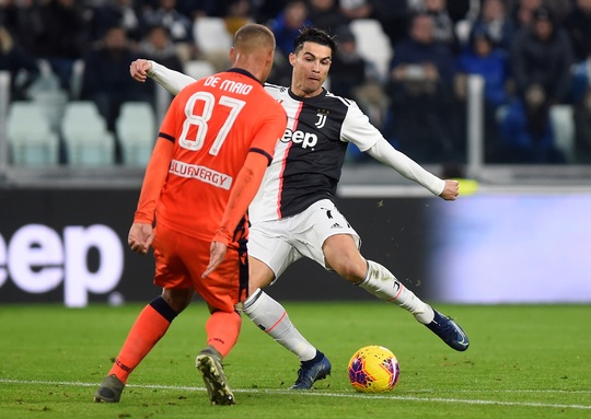 Ronaldo lập kỷ lục ghi bàn, Juventus bám sát ngôi đầu bảng - Ảnh 2.