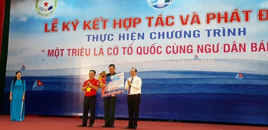Ngư dân Tiền Giang hân hoan đón cờ Tổ quốc - Ảnh 15.
