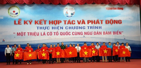 Ngư dân Tiền Giang hân hoan đón cờ Tổ quốc - Ảnh 1.