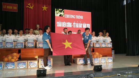 Trao 10.000 lá cờ Tổ quốc cho quân dân Trường Sa đón Tết - Ảnh 4.