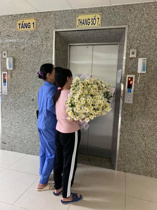 Nhói lòng người mẹ ôm hoa cúc trắng đến đón con trai hiến tạng về nhà - Ảnh 1.