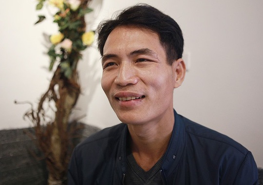 Thiếu tá quân đội bỏ xe máy lao xuống sông cứu cô gái nhảy cầu dưới trời mưa rét - Ảnh 1.