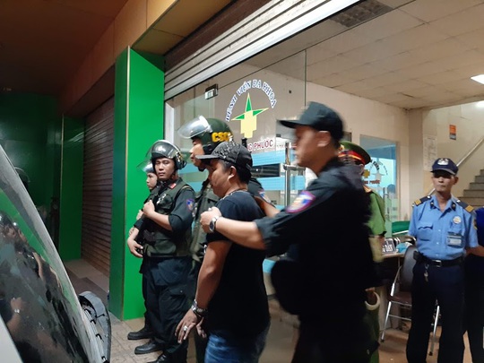 Vụ cảnh sát bao vây bệnh viện ở Biên Hòa: Bắt giữ 14 đối tượng tín dụng đen - Ảnh 12.