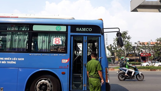 Nhóm côn đồ vác mã tấu đập phá xe buýt trên đường Phạm Văn Đồng - Ảnh 6.