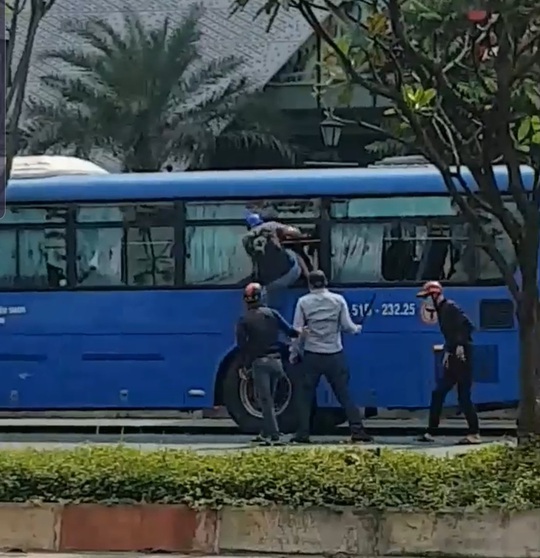 Nhóm côn đồ vác mã tấu đập phá xe buýt trên đường Phạm Văn Đồng - Ảnh 1.