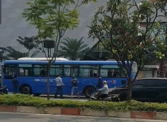 Nhóm côn đồ vác mã tấu đập phá xe buýt trên đường Phạm Văn Đồng - Ảnh 2.