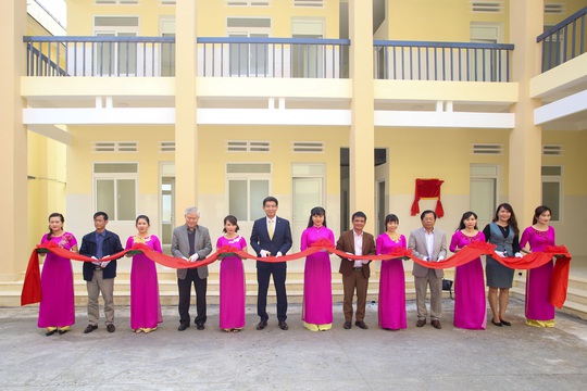 Hanwha Life Việt Nam trao tặng cơ sở y tế ở tỉnh Đắk Lắk - Ảnh 1.