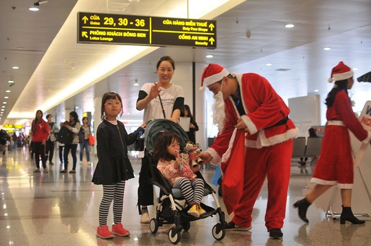 Bất ngờ với Ông già Noel, Công chúa Tuyết ở sân bay - Ảnh 18.