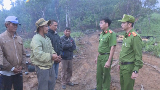 Khởi tố 10 đối tượng mở công trường khai thác gỗ ở 2 tỉnh Đắk Lắk - Khánh Hòa - Ảnh 2.