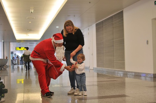 Bất ngờ với Ông già Noel, Công chúa Tuyết ở sân bay - Ảnh 19.
