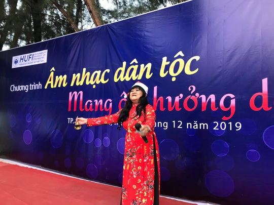 NSND Ngọc Giàu, NS Mạc Can, Việt Hương mang niềm vui san sẻ trong mùa Giáng sinh - Ảnh 9.