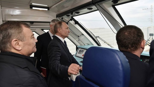 Ông Putin vượt cầu đường sắt dài nhất châu Âu đến Crimea - Ảnh 1.