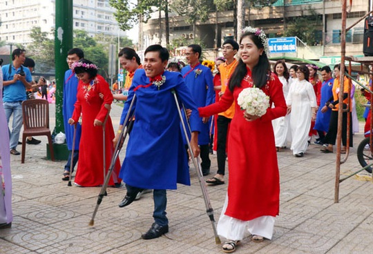 Lễ cưới tập thể cho 50 cặp vợ chồng khuyết tật - Ảnh 1.