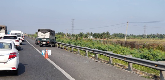 Xe tải tông xe 7 chỗ biến dạng trên cao tốc TP HCM - Trung Lương - Ảnh 3.