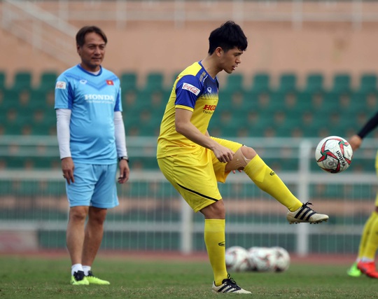 HLV Park Hang-seo gạch tên 3 cầu thủ, Đình Trọng vẫn hồi hộp - Ảnh 2.