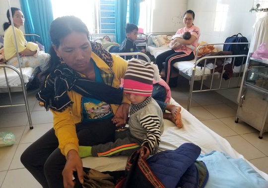 Sau bữa ăn từ thiện, gần 100 trẻ ở Lâm Đồng nhập viện cấp cứu - Ảnh 1.