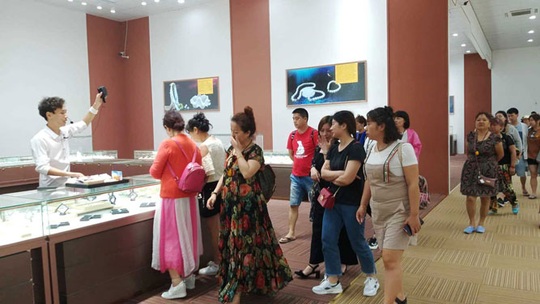 Khó xử lý cửa hàng dành cho khách Trung Quốc - Ảnh 1.