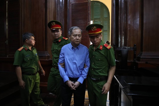 Clip: Bị cáo Nguyễn Hữu Tín và cấp dưới nói gì trước khi tòa tuyên án? - Ảnh 1.