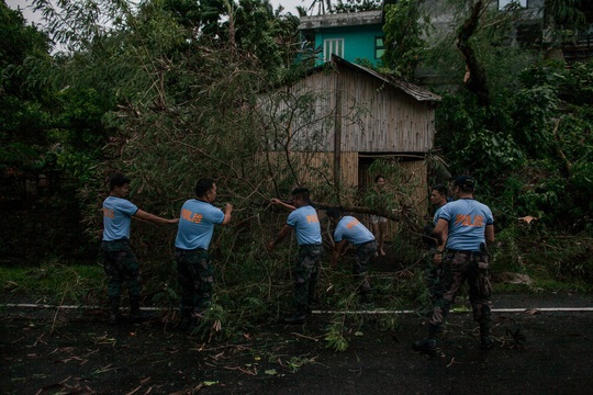 Bão Kammuri rời Philippines, hướng ra biển Đông - Ảnh 9.