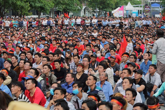 Khoảnh khắc hàng ngàn CĐV vỡ oà sau màn ngược dòng kịch tính của U22 Việt Nam - Ảnh 1.