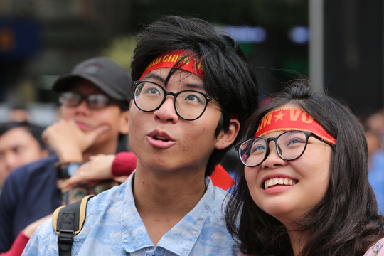 Khoảnh khắc hàng ngàn CĐV vỡ oà sau màn ngược dòng kịch tính của U22 Việt Nam - Ảnh 3.