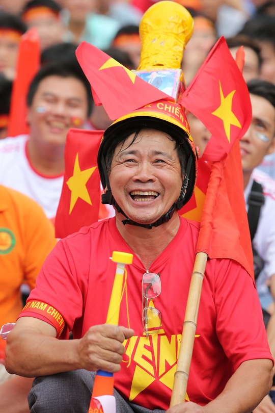 Khoảnh khắc hàng ngàn CĐV vỡ oà sau màn ngược dòng kịch tính của U22 Việt Nam - Ảnh 7.