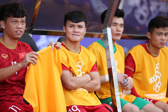 Quang Hải vẫn ra sân tập, bác sĩ nói về khả năng đá trận chung kết SEA Games của đội trưởng U22 - Ảnh 2.
