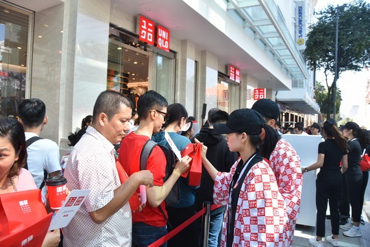 Hàng ngàn người xếp hàng chào đón thương hiệu thời trang của tỉ phú Nhật - Ảnh 6.