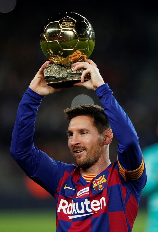 Messi nâng Quả bóng vàng, lập siêu phẩm hat-trick ở Nou Camp - Ảnh 2.