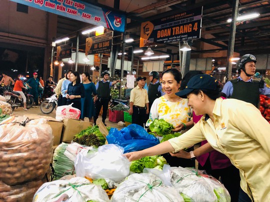 TP HCM: 27 Tết, sức mua ở nhiều chợ lẻ vẫn chậm - Ảnh 3. TP HCM: 27 Tết, sức mua ở nhiều chợ lẻ vẫn chậm - Ảnh 3.