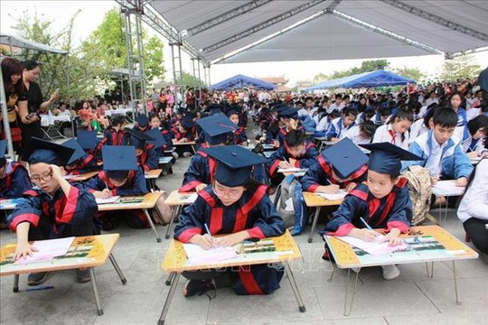 500 học sinh giỏi Hải Phòng khai bút đầu Xuân ở Khu tưởng niệm vương triều Mạc - Ảnh 1. 500 học sinh giỏi Hải Phòng khai bút đầu Xuân ở Khu tưởng niệm vương triều Mạc - Ảnh 1.