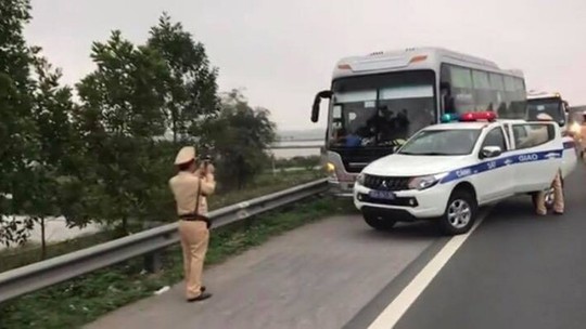 Xe khách chở 60 người “làm xiếc” trên cao tốc rồi húc vào xe CSGT - Ảnh 1.