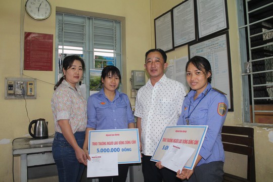 Báo Người Lao Động tặng quà 2 nữ nhân viên gác chắn cứu người - Ảnh 1.