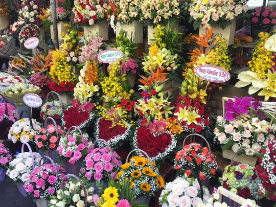 Chợ hoa Hồ Thị Kỷ đông nghẹt người trước ngày Valentine - Ảnh 15.