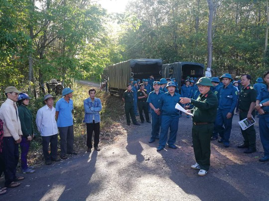 Giá tiêu xuống thấp, bộ đội, công an giúp dân thu hoạch  - Ảnh 2.