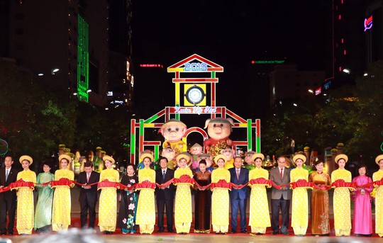Chủ tịch Quốc Hội bỏ ống heo nghĩa tình ở đường hoa Nguyễn Huệ - Ảnh 1.