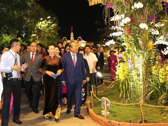 Chủ tịch Quốc Hội bỏ ống heo nghĩa tình ở đường hoa Nguyễn Huệ - Ảnh 8.