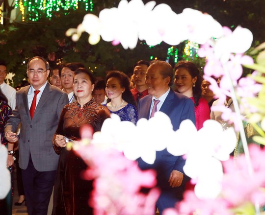 Chủ tịch Quốc Hội bỏ ống heo nghĩa tình ở đường hoa Nguyễn Huệ - Ảnh 6.