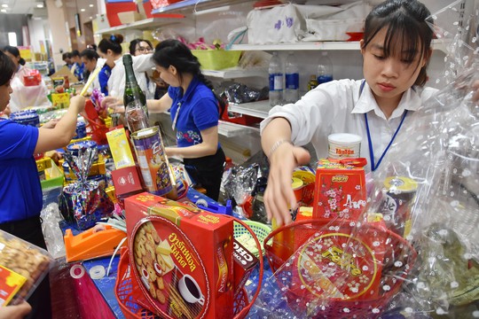 Người dân ùn ùn vào siêu thị sắm Tết, chợ truyền thống thưa vắng - Ảnh 8.