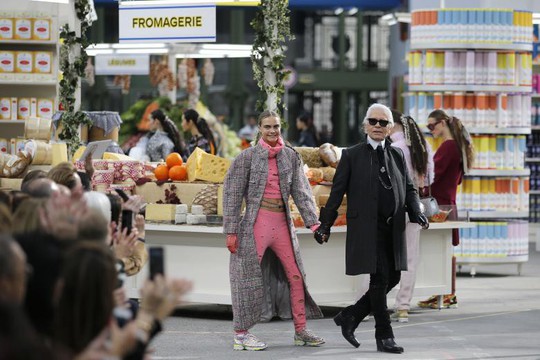 Những khoảnh khắc đáng nhớ của bố già thời trang Karl Lagerfeld - Ảnh 12.