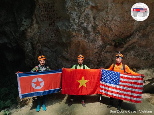Rực rỡ quốc kỳ Việt Nam - Mỹ - Triều Tiên tại hang động lớn nhất thế giới - Ảnh 1.