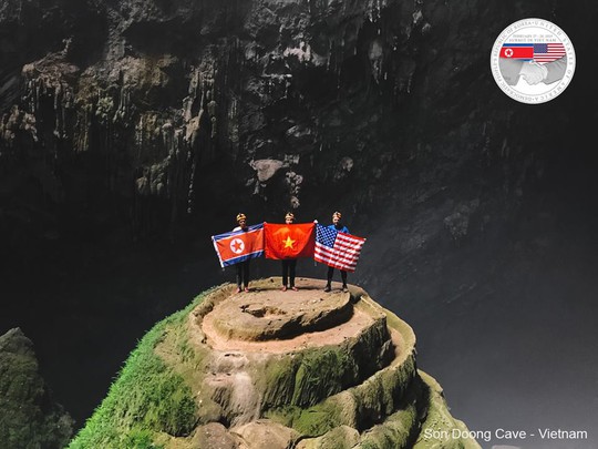 Rực rỡ quốc kỳ Việt Nam - Mỹ - Triều Tiên tại hang động lớn nhất thế giới - Ảnh 2.