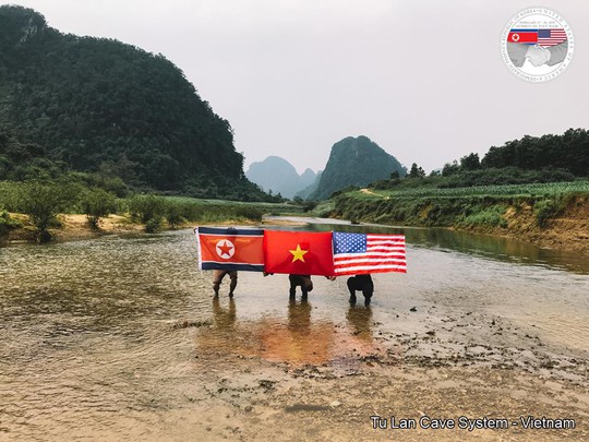 Rực rỡ quốc kỳ Việt Nam - Mỹ - Triều Tiên tại hang động lớn nhất thế giới - Ảnh 5.