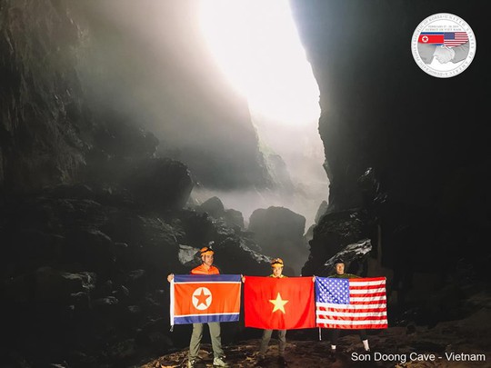 Rực rỡ quốc kỳ Việt Nam - Mỹ - Triều Tiên tại hang động lớn nhất thế giới - Ảnh 6.