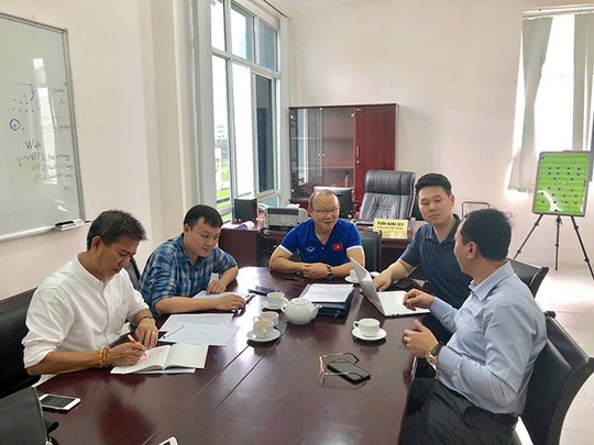 HLV Hoàng Anh Tuấn làm quân sư cho thầy Park - Ảnh 2.