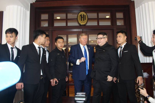 Bản sao Donald Trump và Kim Jong-un bất ngờ cùng nhau bước vào khách sạn Metropole - Ảnh 1.