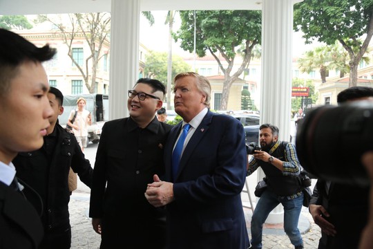 Bản sao Donald Trump và Kim Jong-un bất ngờ cùng nhau bước vào khách sạn Metropole - Ảnh 3.
