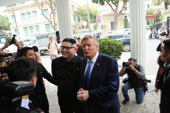 Bản sao Donald Trump và Kim Jong-un bất ngờ cùng nhau bước vào khách sạn Metropole - Ảnh 4.