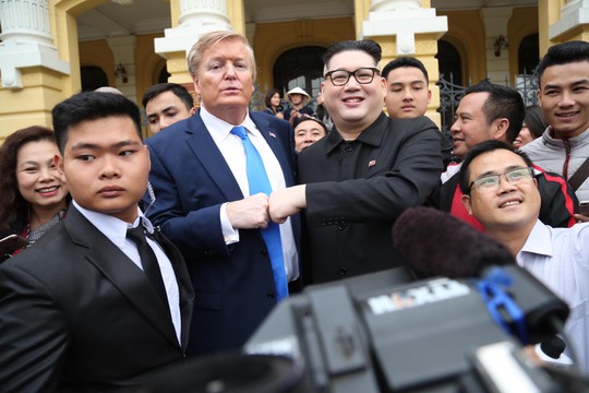 Bản sao Donald Trump và Kim Jong-un bất ngờ cùng nhau bước vào khách sạn Metropole - Ảnh 5.